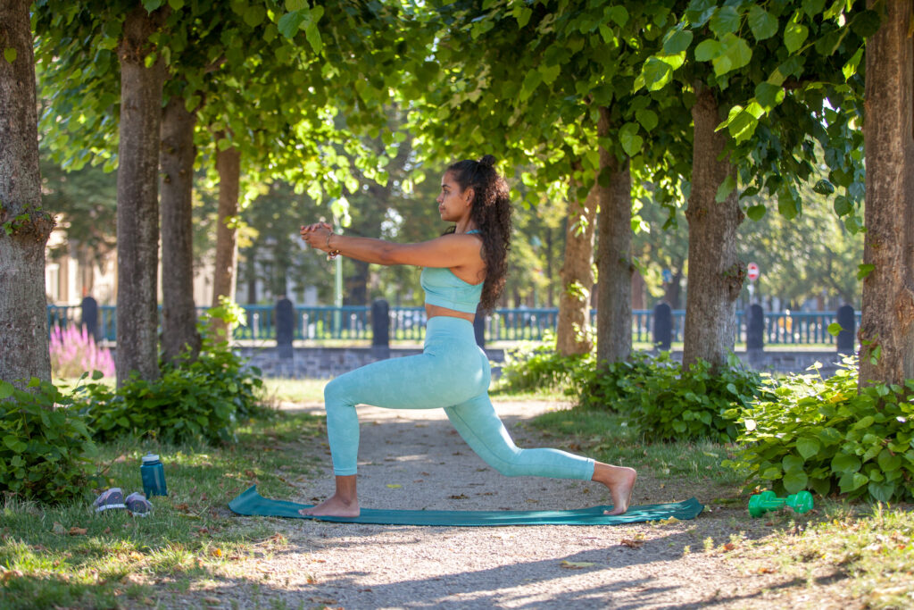 Trainerin in Lunge Position